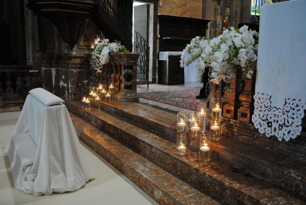 Allestimento floreale con orchidee, Chiesa di Gignese