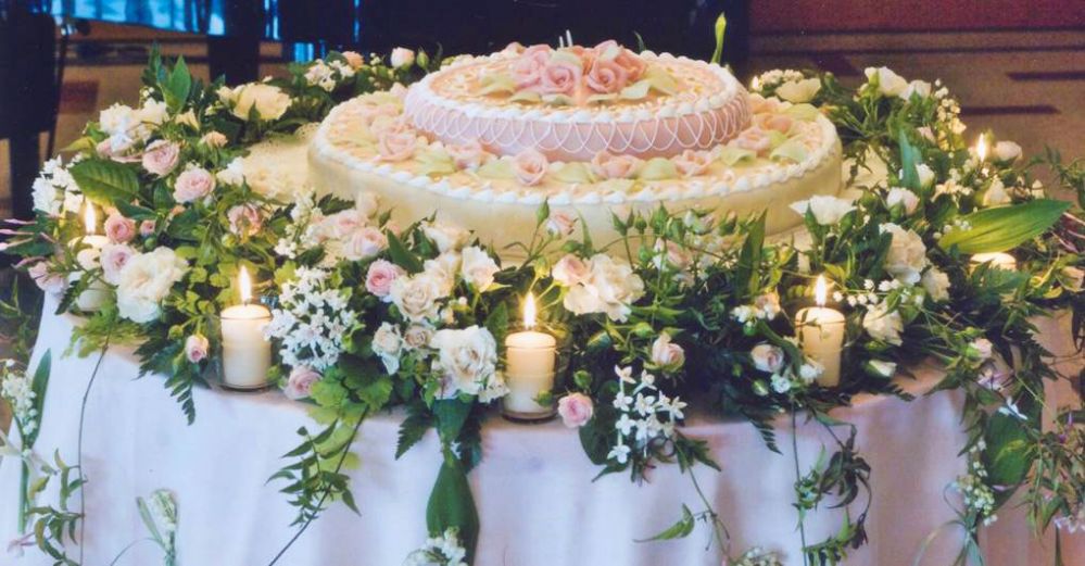 Floral decorations for the wedding cake created by Giuseppina Comoli