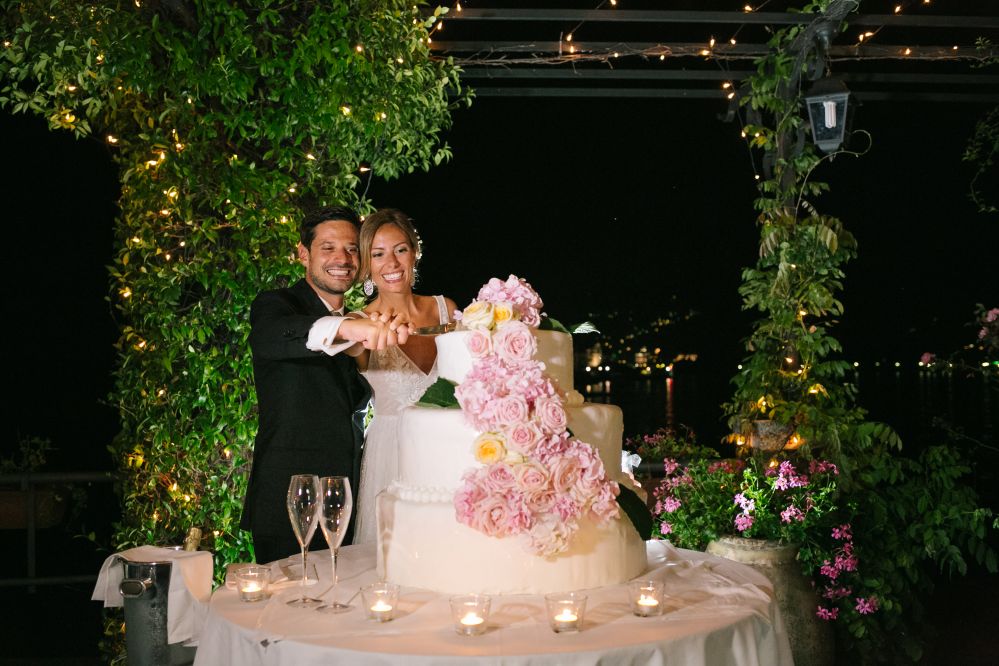 Floral decorations for the wedding cake 