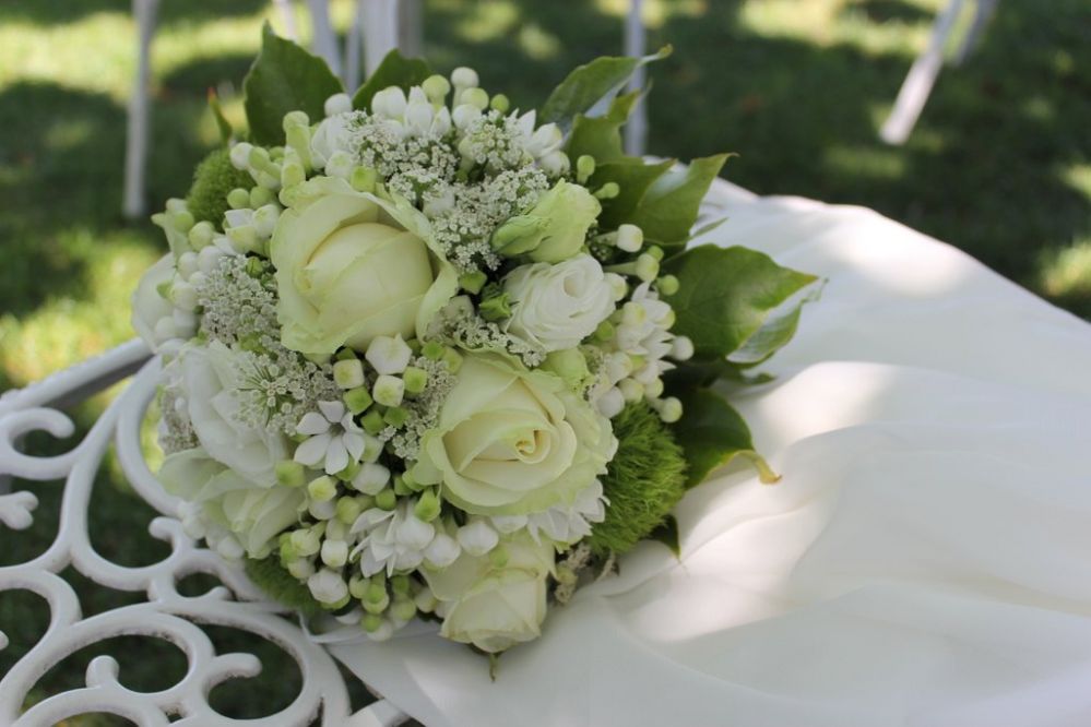 Bouquet di rose bianche realizzato da Giuseppina Comoli