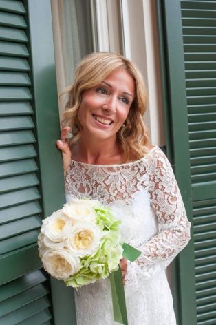 Bridal bouquet with English roses and hydrangeas