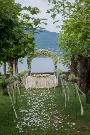 Arco con ortensie e rose per matrimonio in giardino
