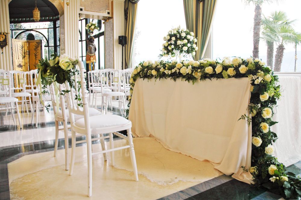 Floral decorations for a civil wedding on Lake Maggiore