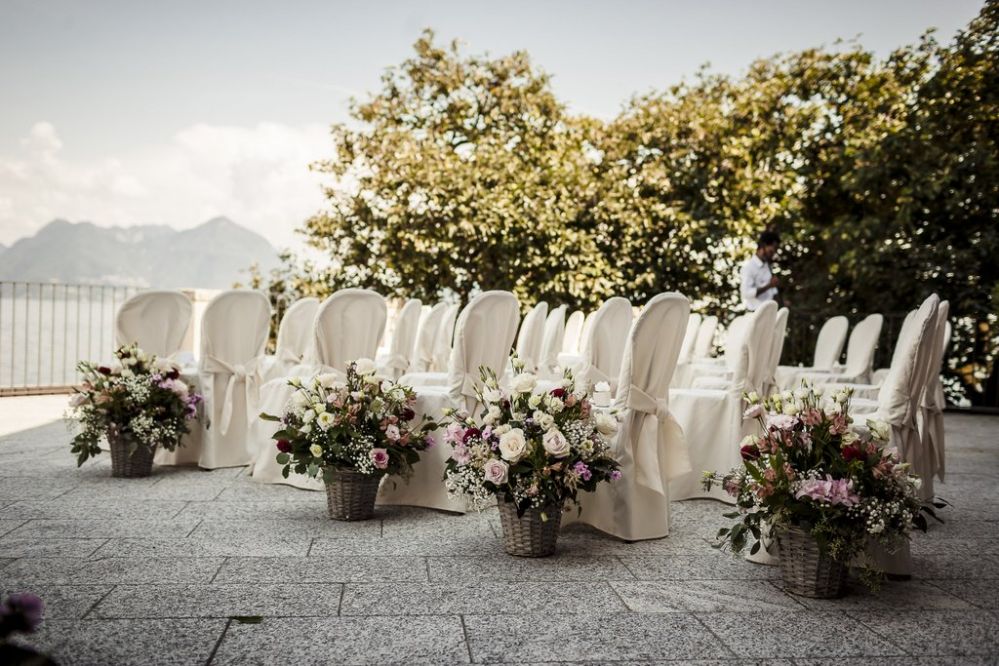 Cesti di fiori per rito civile in giardino