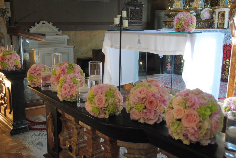 Balustrade with hydrangeas on Isola Pescatori