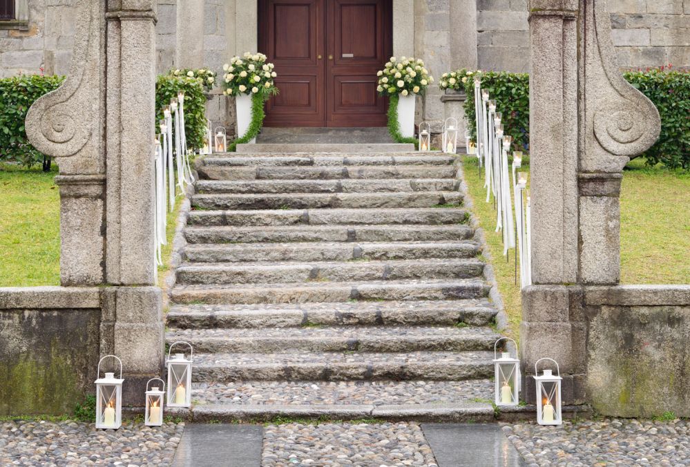 Floral arrangement for a church wedding crested by Giuseppina Comoli