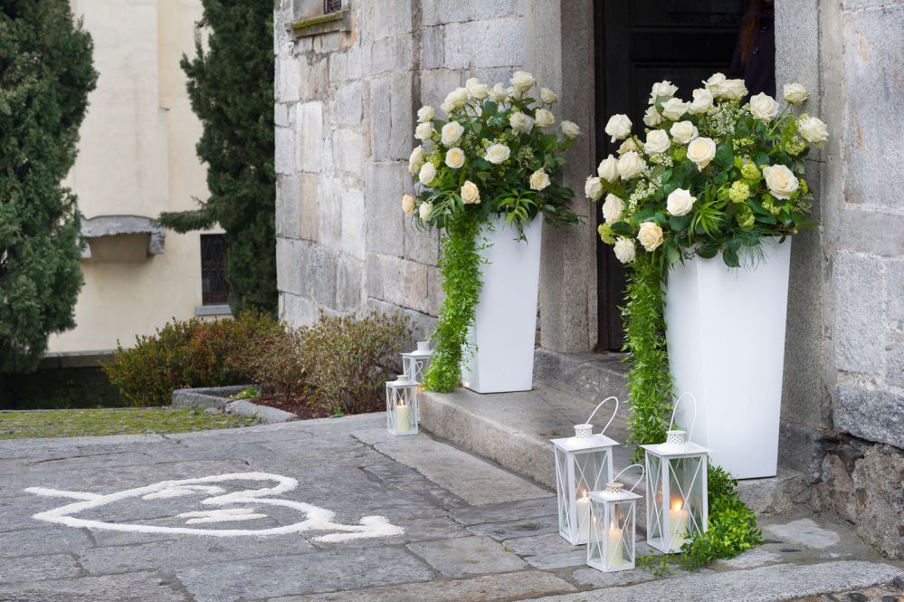 Decorazioni per matrimonio sul lago con fiori e lanterne