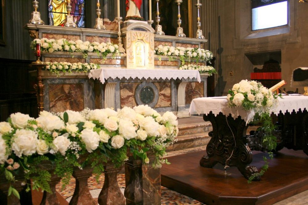 Allestimento in chiesa con peonie e viburnum, particolare