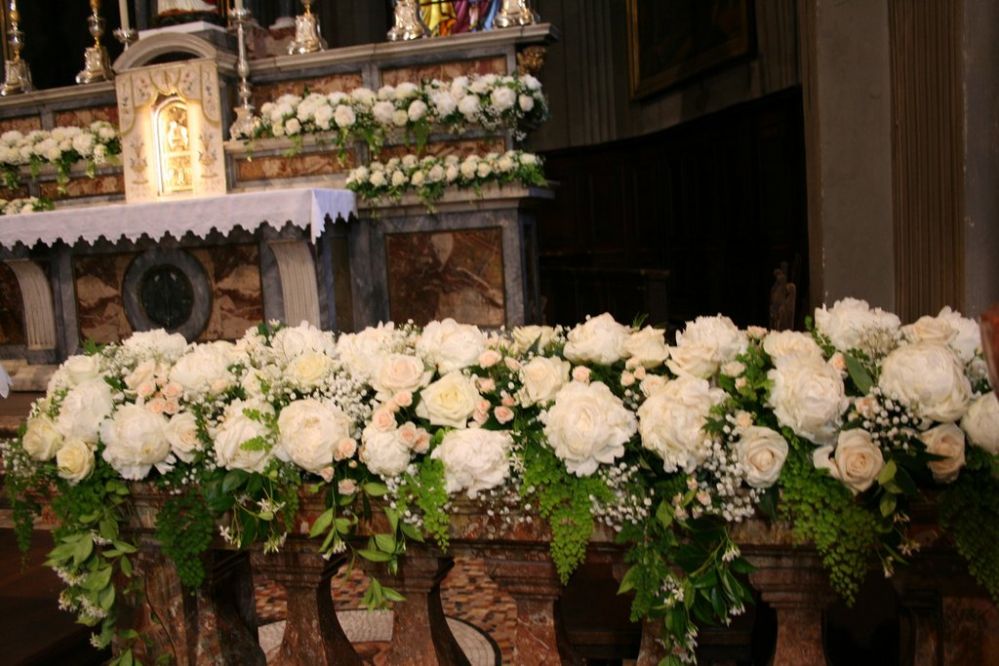 Allestimento in chiesa con peonie e viburnum, particolare