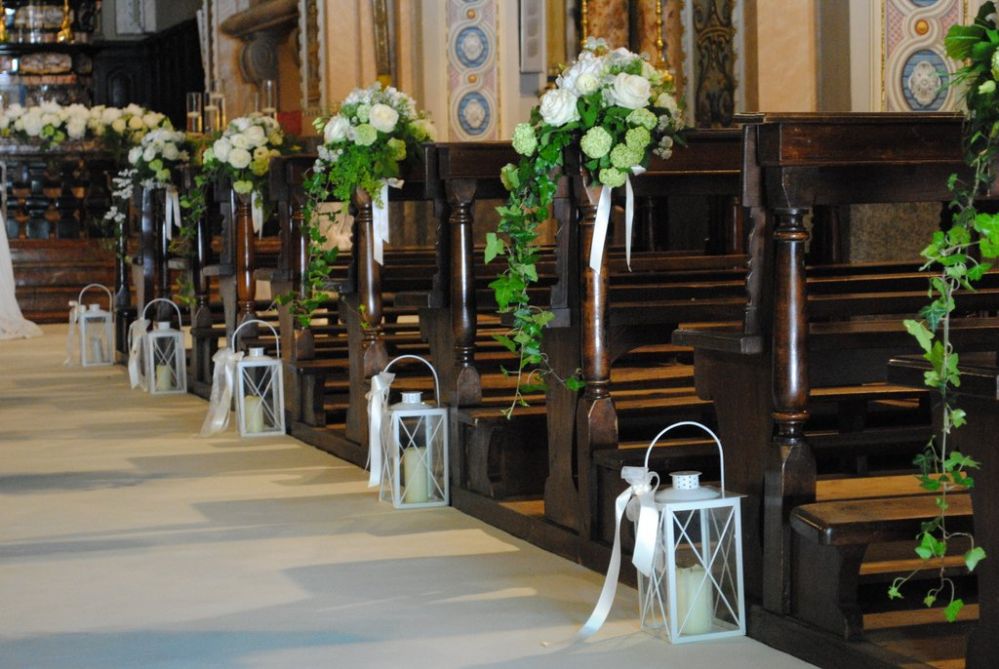 Allestimento in chiesa con peonie e viburnum