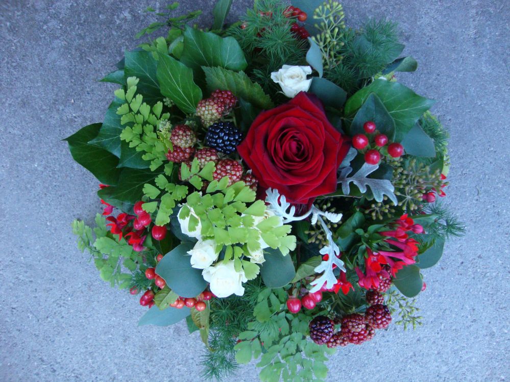 Table centerpiece made of flowers created by Giuseppina Comoli